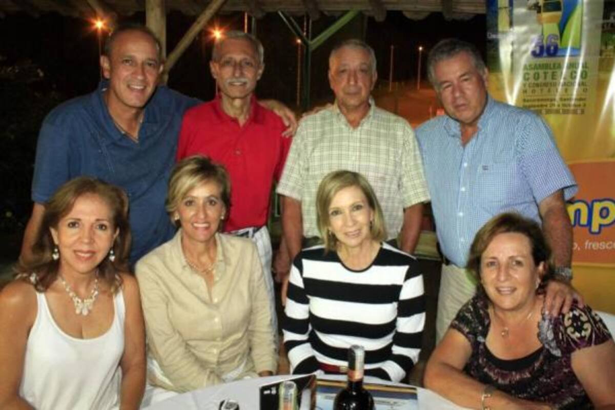 Sentadas: Matilde González, Marina Eslava, Martha de Ramírez y Marilú Medina. De pie: Jorge Arenas, Guillermo Arenas, Eduardo Dorado y Antonio Medina.(Foto: Fotos: Mauricio Villamizar /VANGUARDIA LIBERAL)