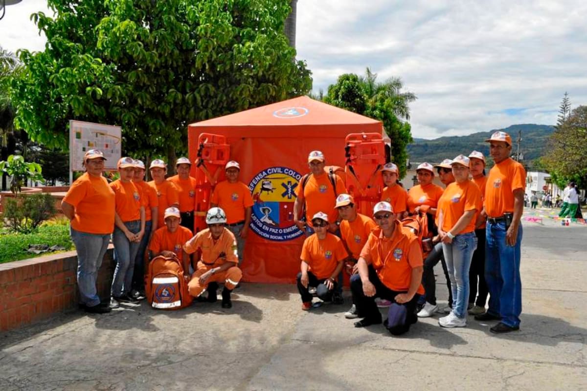Grupo de Voluntarios que dieron inicio a la Defensa Civil en Güepsa, acompañados por el alcalde Osmar Arias, quien se puso la camiseta de la D.C. para motivar a sus paisanos. (Foto: Luis Fernando Martínez Vargas /VANGUARDIA LIBERAL)