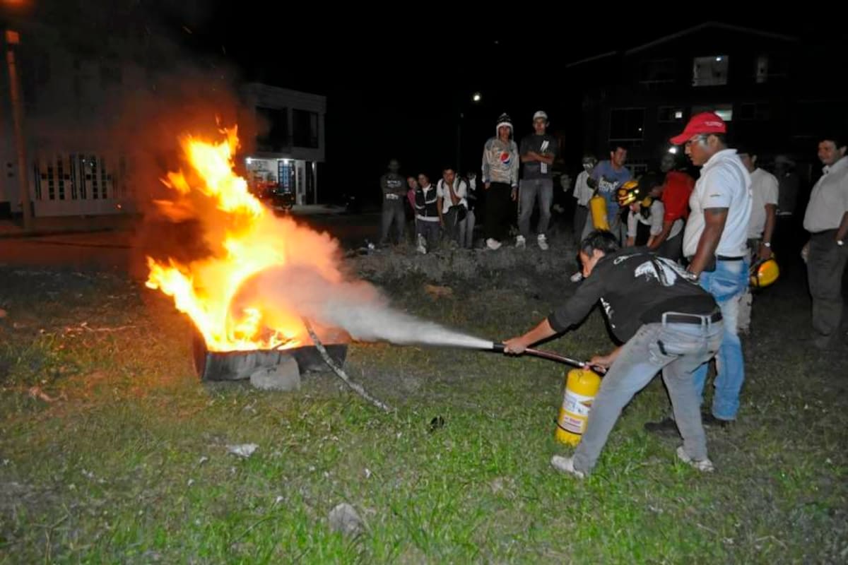 Prácticas en manejo de extintores realizado por Bomberos Voluntarios de Barbosa, en diversos sectores de la ciudad, muy buena acogida tuvo experiencia entre los ciudadanos que acudieron a la capacitación. (Foto: Luis Fernando Martínez V. /VANGUARDIA LIBERAL)