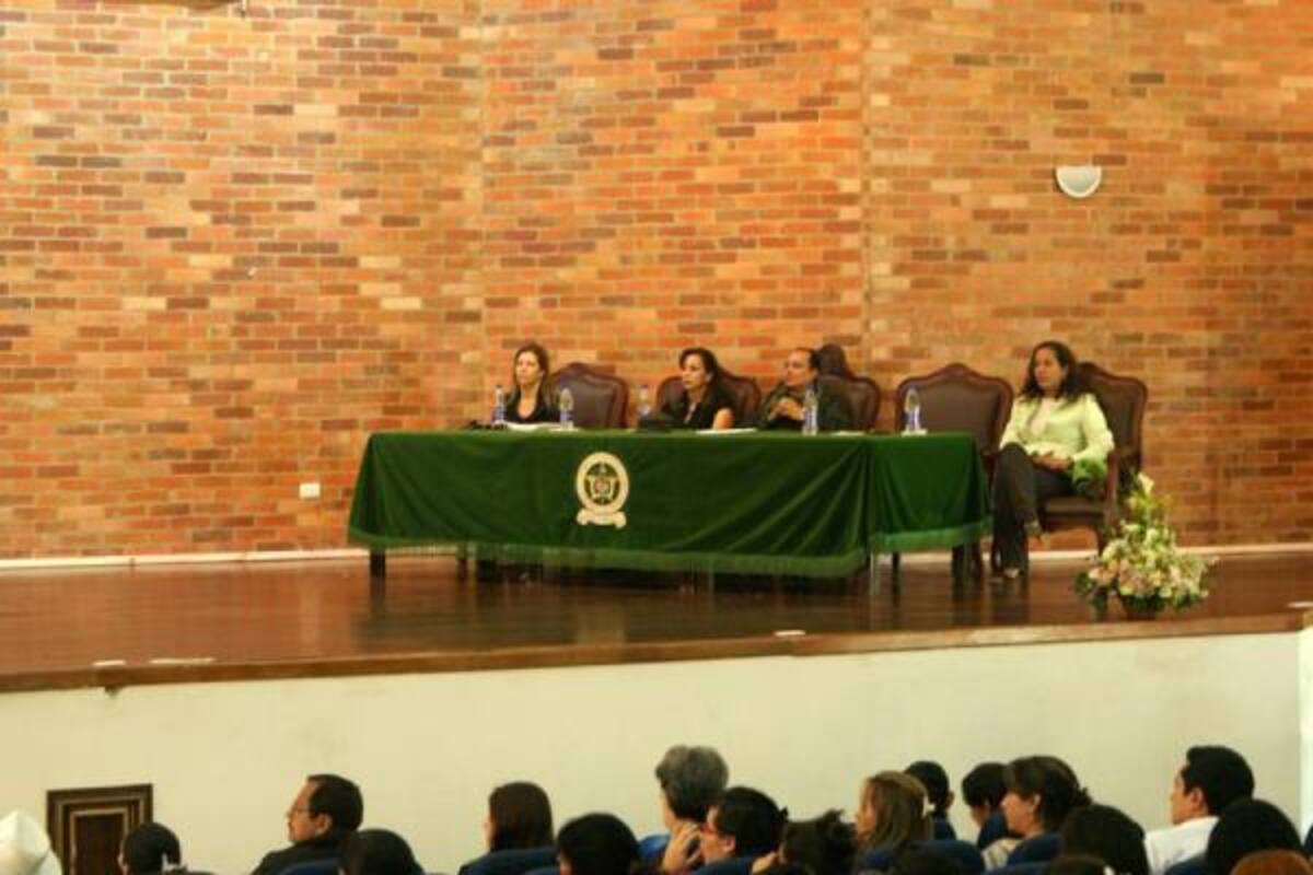 Fiscales, jueces, policía de infancia y adolescencia, docentes y estudiantes se hicieron presentes en el Primer Congreso de Infancia y Adolescencia. En la imagen el coronel Mario Pedroza Sandoval, comandante de policía del Departamento y fiscales de infancia y adolescencia de Vélez y Barbosa. (Foto: Suministrada /VANGUARDIA LIBERAL)