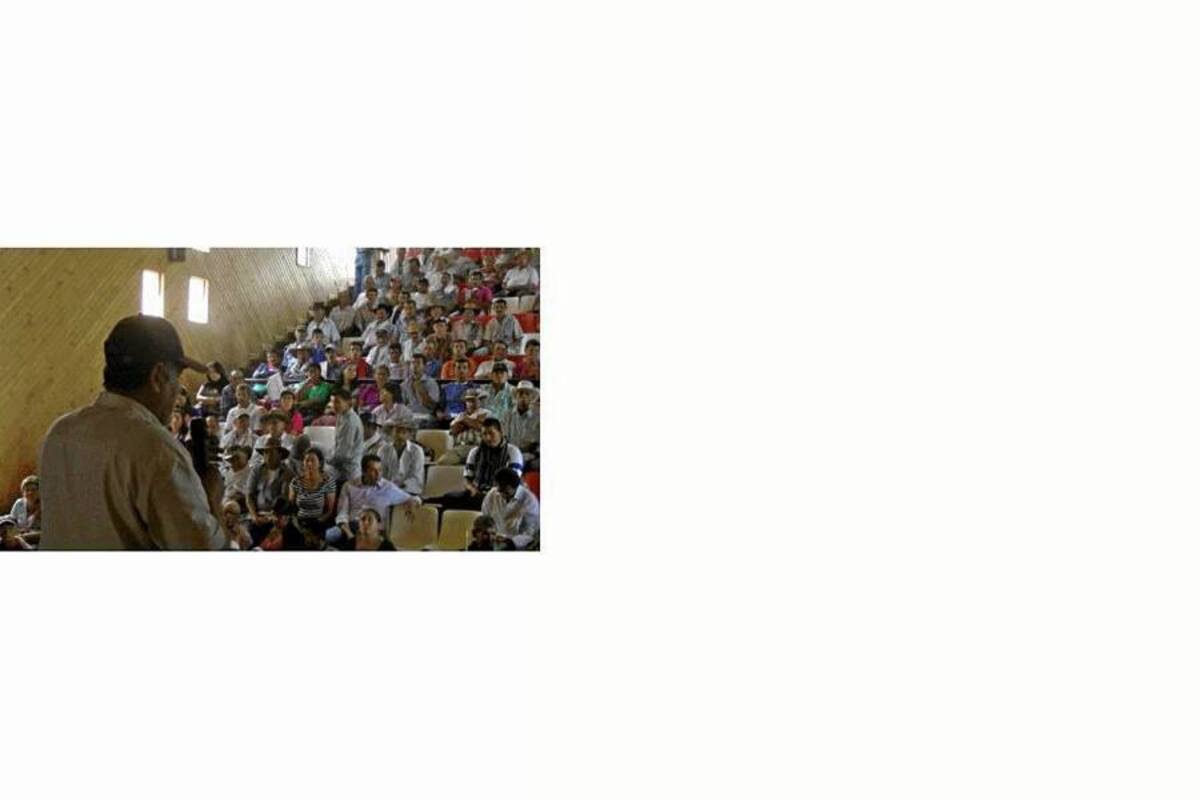 En el colegio de Florián se cumplió una reunión con los ganaderos del Municipio y entidades del sector. (Foto: Suministrada/VANGUARDIA LIBERAL)