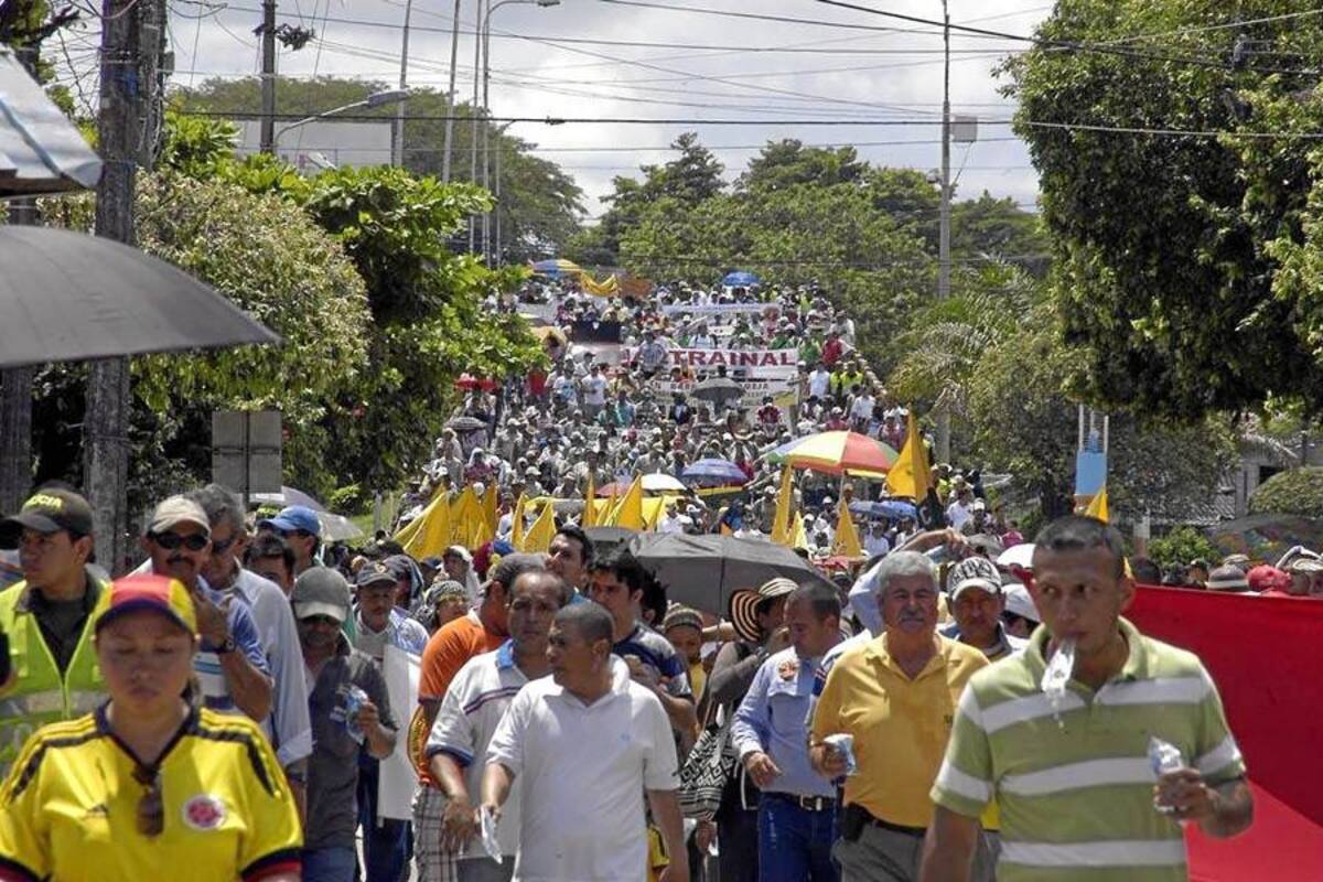 Cientos de personas de las diferentes organizaciones cívicas, sindicales, obreras y de desempleados marcharon por las calles de Barrancabermeja para celebrar el Día Internacional del Trabajo. (Foto: Edgar Pernett/VANGUARDIA LIBERAL)