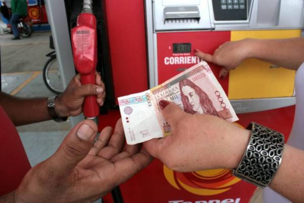Desde hoy los barranqueños tendrán que pagar por un galón de gasolina $8.139, y por el galón de Acpm $6.919.(Foto: Ricardo Pérez/VANGUARDIA LIBERAL )