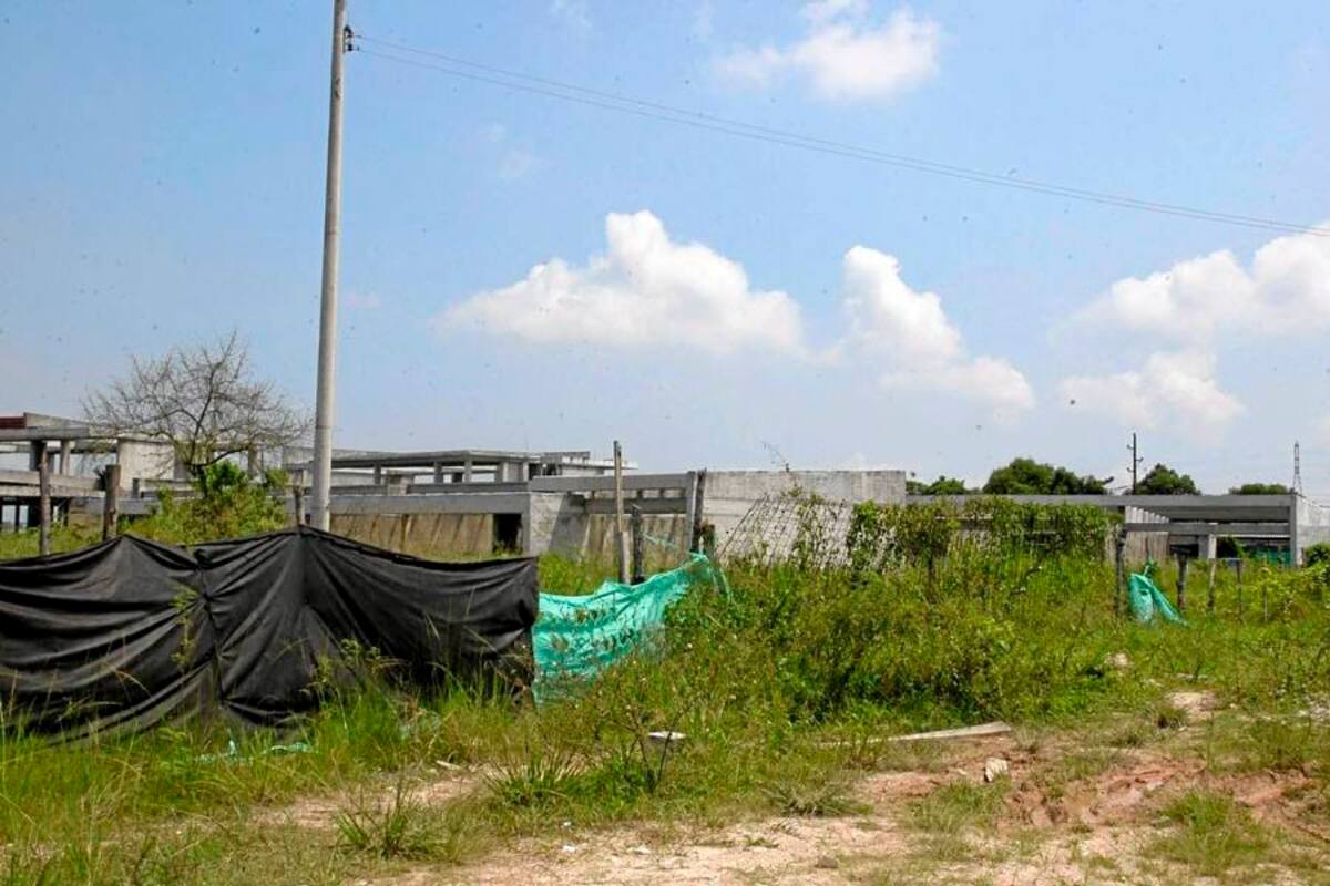 Un año suspendidas cumplen ya las obras del Megacolegio (Foto: Edgar Pernett/VANGUARDIA LIBERAL)
