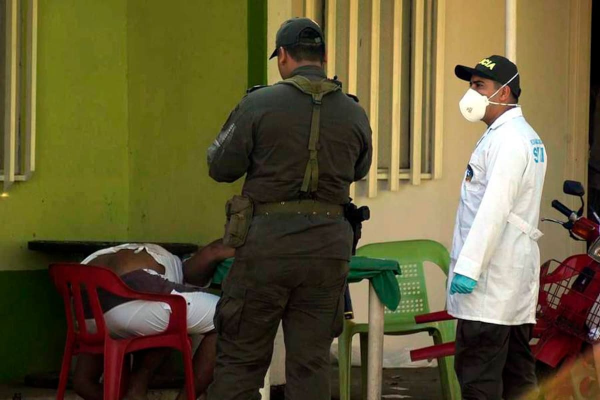 Sicarios dejaron un muerto y un herido en negocio de La Toca (Foto: Édgar Pernett/VANGUARDIA LIBERAL)