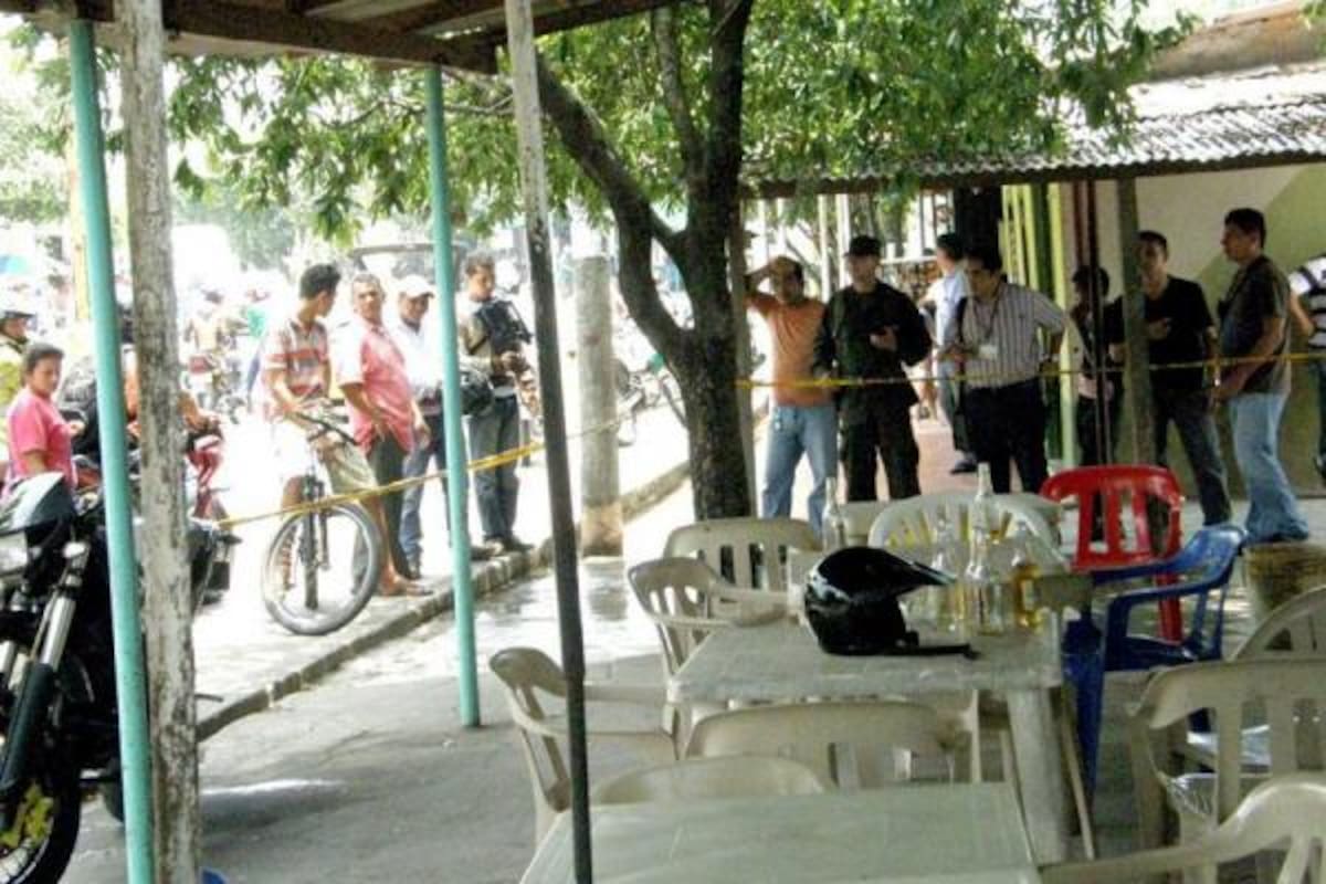 Sicarios dispararon contra un grupo de personas que departían en un estadero del barrio Versalles. Tras el atentado, una persona murió y otra resultó gravemente herida.(Foto: Édgar Pernett/VANGUARDIA LIBERAL )