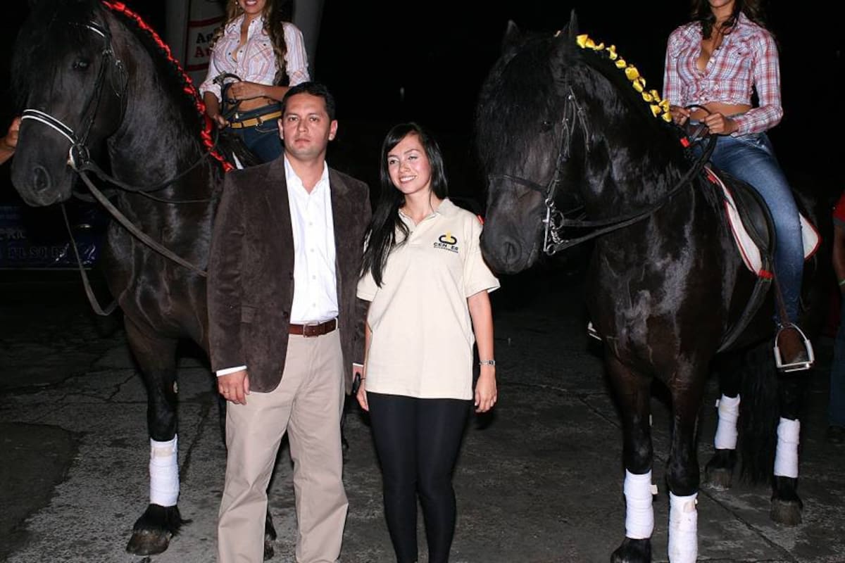 Sergio Velásquez Bastidas, gerente de Cenfer, oficializó anoche la edición número 62 de la Feria Ganadera. En el registro aparece él al lado de Milena Flórez y de algunas modelos invitadas al certamen. (Foto: Foto: Mauricio Betancourt / VANGUARDIA LIBERAL)
