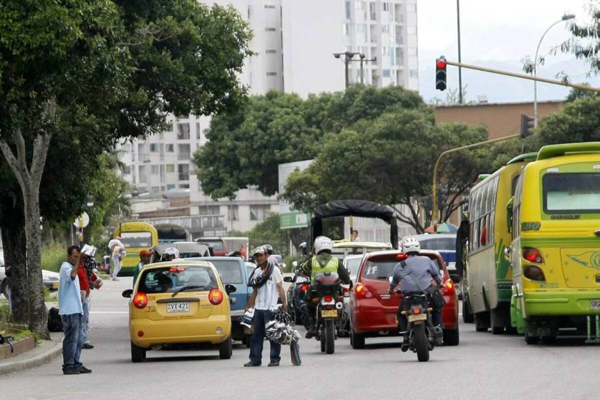 FLUJO VEHICULAR: El sector del Mesón de los Búcaros es el más congestionado. (Foto: César Flórez León / VANGUARDIA LIBERAL)