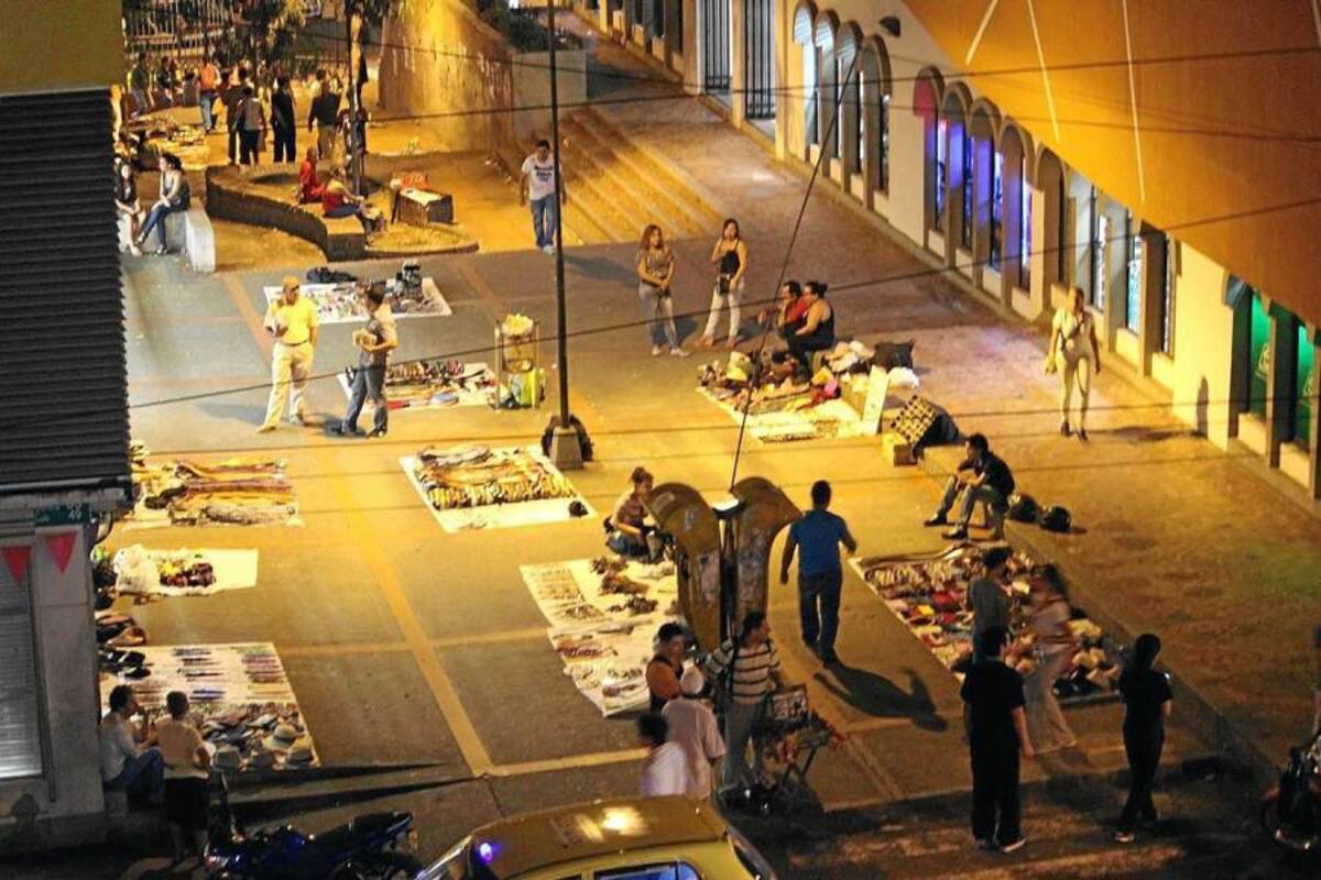 Esta imagen revela como, poco a poco, los informales regresan a las vías y a los andenes de Bucaramanga durante las horas nocturnas; al menos así se aprecia en esta área de Cabecera. (Foto: Foto: Mauricio Betancourt / VANGUARDIA LIBERAL)