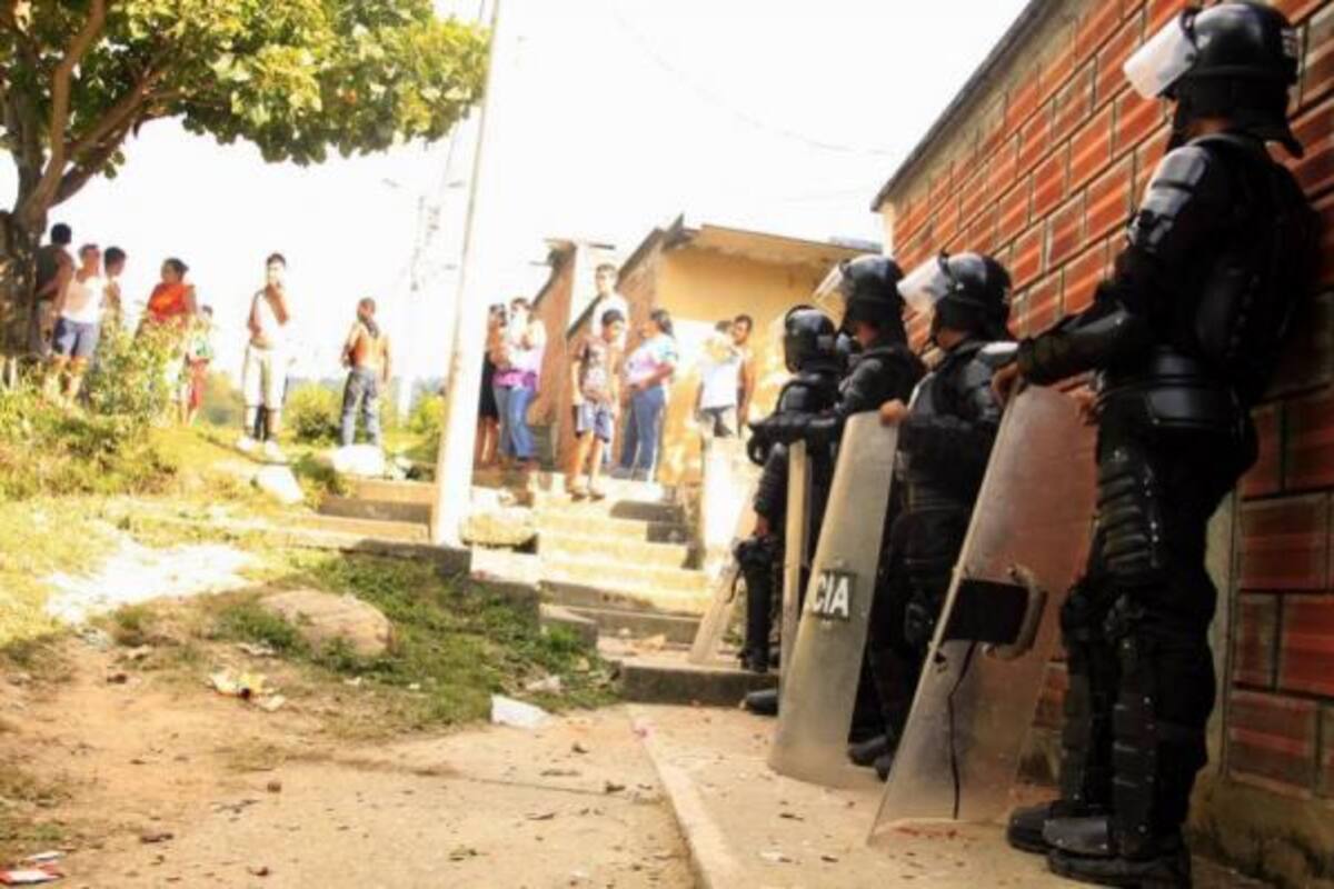 Lo que parecía ser una simple operación de desalojo en los alrededores del barrio Claveriano se convirtió en una batalla campal que requirió la presencia de la Esmad y cerca de 100 uniformados más.(Foto: Mauricio Villamizar / VANGUARDIA LIBERAL)