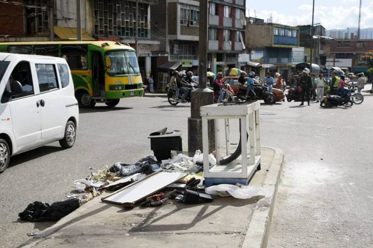 BASURA: La Avenida permanece llena de mugre. (Foto: César Flórez León / VANGUARDIA LIBERAL)