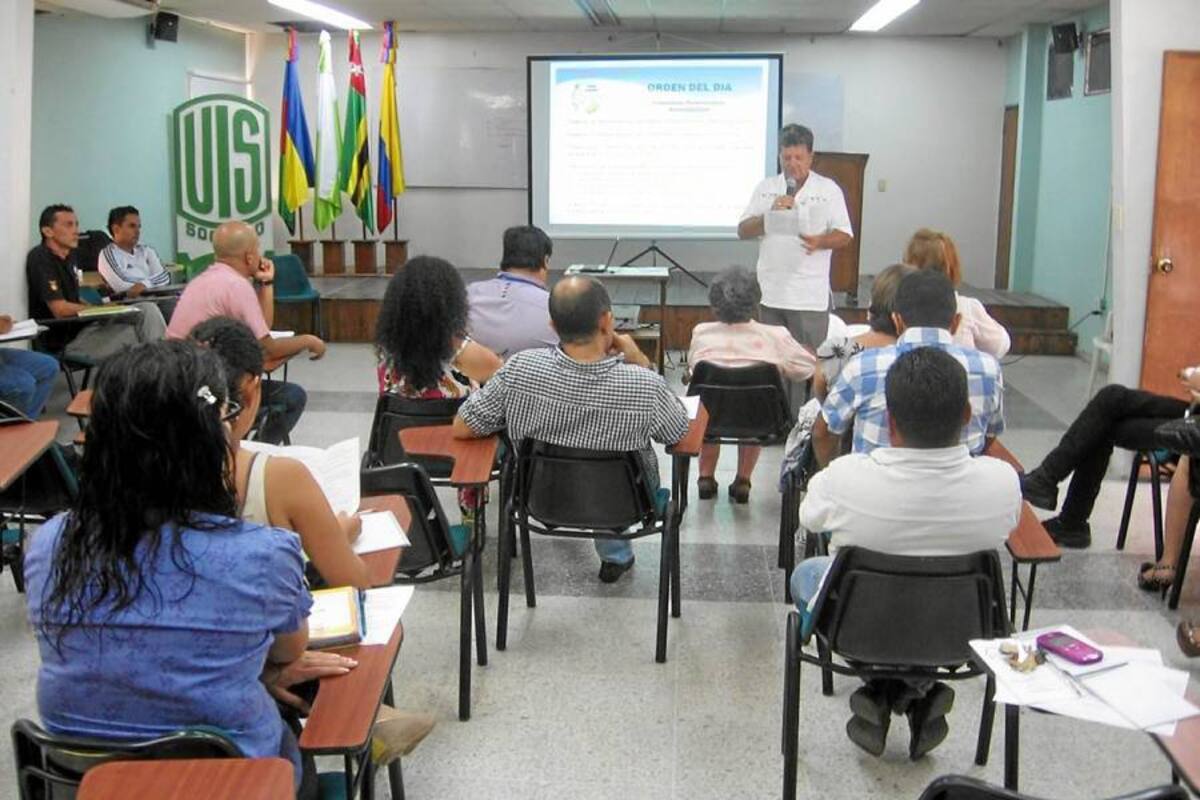 Reunión que sostuvieron los miembros de la Red de Promoción Turística de la Provincia Comunera, en la sede UIS, del Socorro (Foto: Luis Fernando Martínez Vargas/VANGUARDIA LIBERAL)