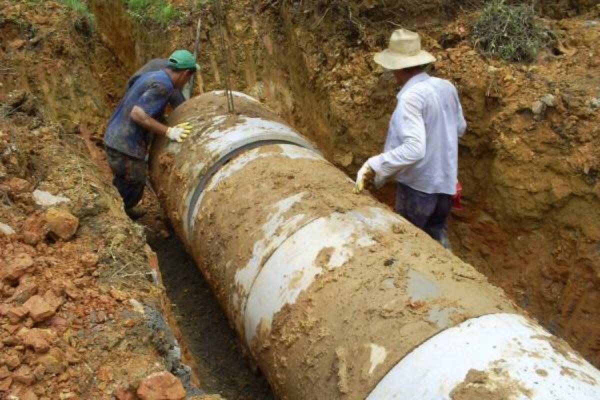 Instalación de la tubería para una de las 76 alcantarillas que tienen que quedar construidas en esta importante vía.(Foto: Luis Fernando Martínez/VANGUARDIA LIBERAL )