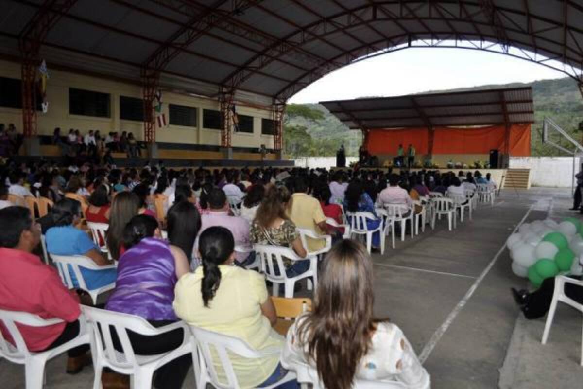 En el coliseo cubierto de la Escuela Normal Superior, se realizó el día de la familia.(Foto: Luis Fernando Martínez /VANGUARDIA LIBERAL )