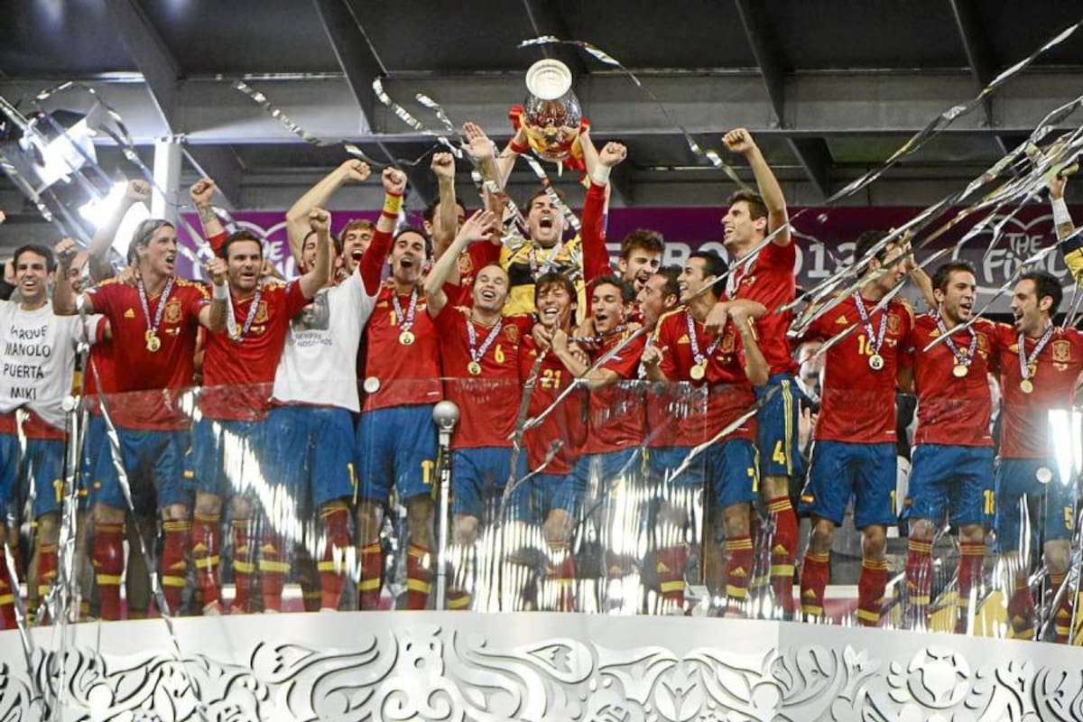 La selección española posa con el trofeo de campeones tras vencer a Italia en la final de la Eurocopa 2012 de fútbol, disputada en el estadio Olímpico de Kiev, Ucrania. (Foto: AFP / VANGUARDIA LIBERAL)