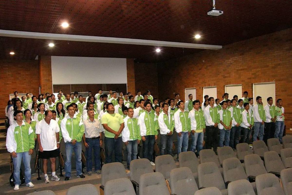 Esta es la delegación deportiva de la UIS, que competirá desde mañana en los Juegos Nacionales Universitarios que se disputarán del 3 al 13 de noviembre en Medellín, y que ayer, en un acto especial, recibió la bandera de la institución. (Foto: Javier Gutiérrez Pieruccini / VANGUARDIA LIBERAL)