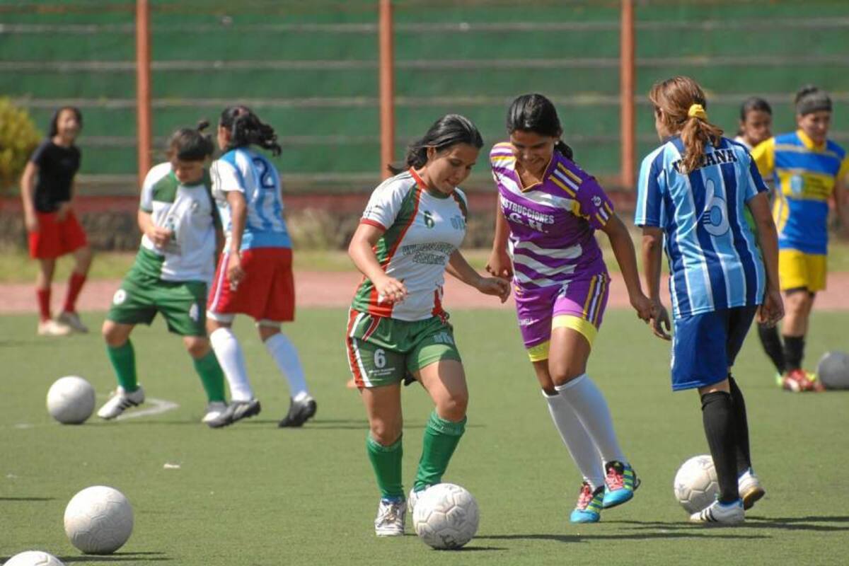 Clasificar a los Juegos Nacionales es la consigna de la selección Santander femenina de fútbol, que cuenta con un grupo de 30 jugadoras. (Foto: Jaime Del Río / VANGUARDIA LIBERAL)