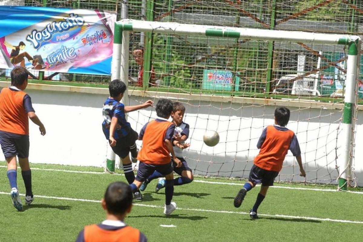 Ayer, en la Cancha de Parque Manía de Cañaveral, se realizó el complemento de la primera fecha de la X Copa Yogurcito Freskaleche de Futbolito. (Foto: Jaime Del Río / VANGUARDIA LIBERAL)