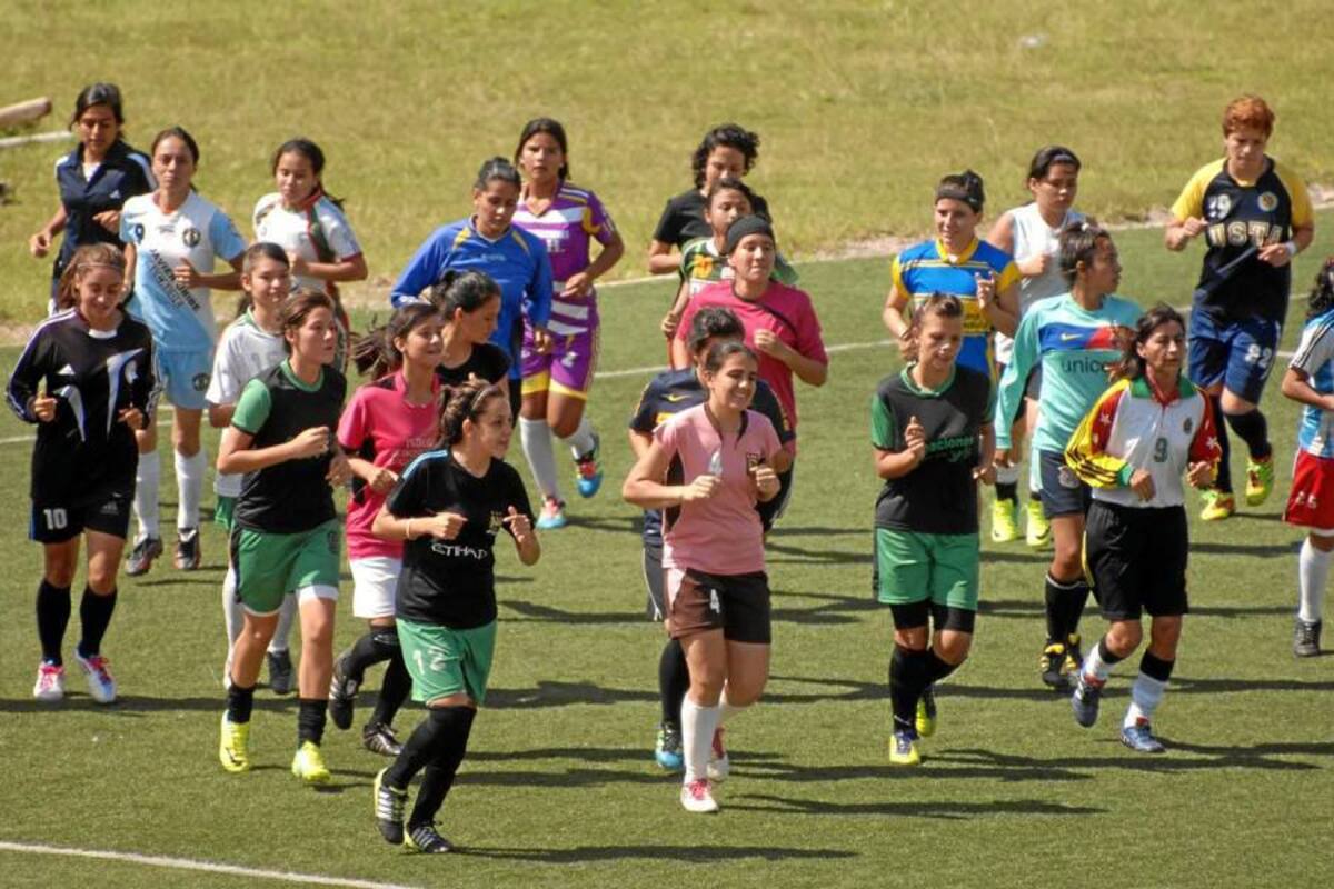 Con trabajos a doble jornada se prepara la selección Santander de fútbol femenino, que buscará un cupo en los Juegos Nacionales de este año. (Foto: Jaime Del Río / VANGUARDIA LIBERAL)