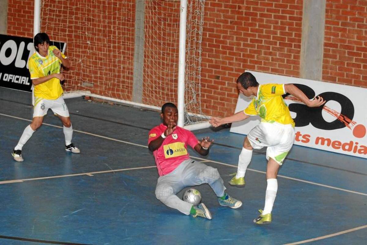 Pablo Suárez fue la gran figura del partido que empató ayer el Real Bucaramanga ante Real Cartagena, anotó dos y propició el tercero, el del empate del quinteto local que estuvo muy cerca de perder con el último del grupo B. (Foto: Jaime del Río/VANGUARDIA LIBERAL )