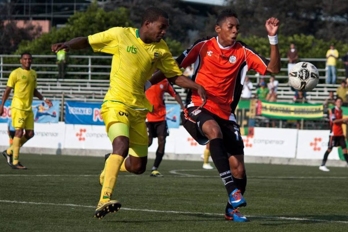 Gustavo Dávila fue uno de los jugadores destacados en el partido de ayer entre Atlético Bucaramanga y Academia en Bogotá. (Foto: Colprensa / VANGUARDIA LIBERAL )