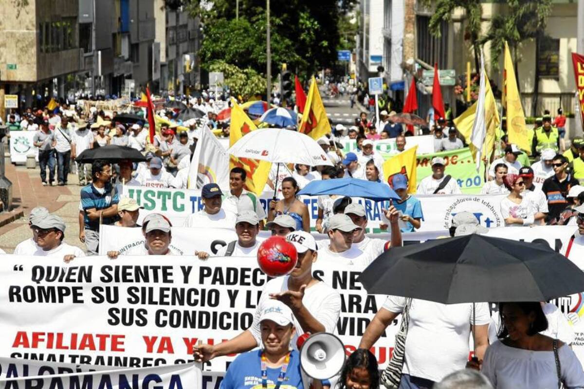Cerca de 3.500 trabajadores marcharon en Bucaramanga por mejores condiciones laborales. Esta vez y a diferencia de años anteriores la manifestación se realizó en forma pacífica. (Foto: César Flórez/VANGUARDIA LIBERAL )