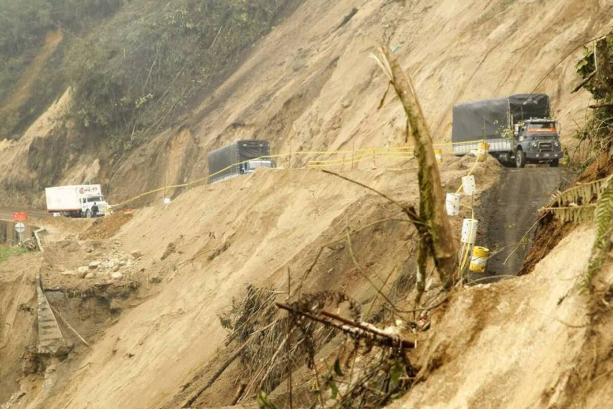 Más de 60 mil metros cúbicos de tierra se tuvieron que movilizar para seguir permitiendo el tráfico por este paso provisional que habilitó el concesionario Vías Nacionales. (Foto: César Flórez/VANGUARDIA LIBERAL)