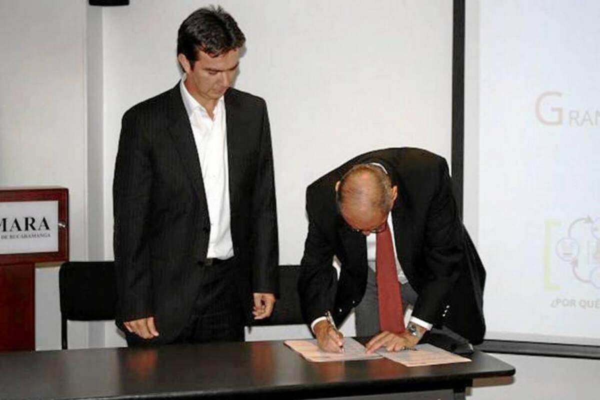 Los primeros en firmar el acuerdo fueron el presidente ejecutivo de la Cámara de Comercio, Juan Camilo Beltrán, y el gobernador de Santander, Horacio Serpa Uribe. También firmaron representantes de gremios de Santander y Norte de Santander; el representante del gobernador electo de Santander, Richard Aguilar; el alcalde electo de Ocaña, Jesús Alberto Duarte y un grupo de congresistas de Santander. (Foto: Suministrada/VANGUARDIA LIBERAL)