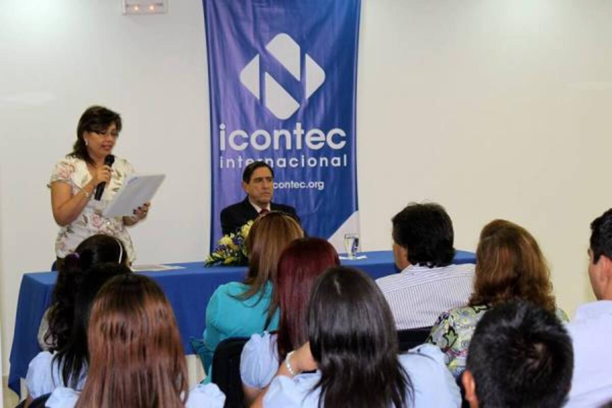 Ayer se cumplió en el Icontec de Bucaramanga la última ceremonia de entrega de certificados por parte de la entidad. (Foto: Nelson Díaz/VANGUARDIA LIBERAL )