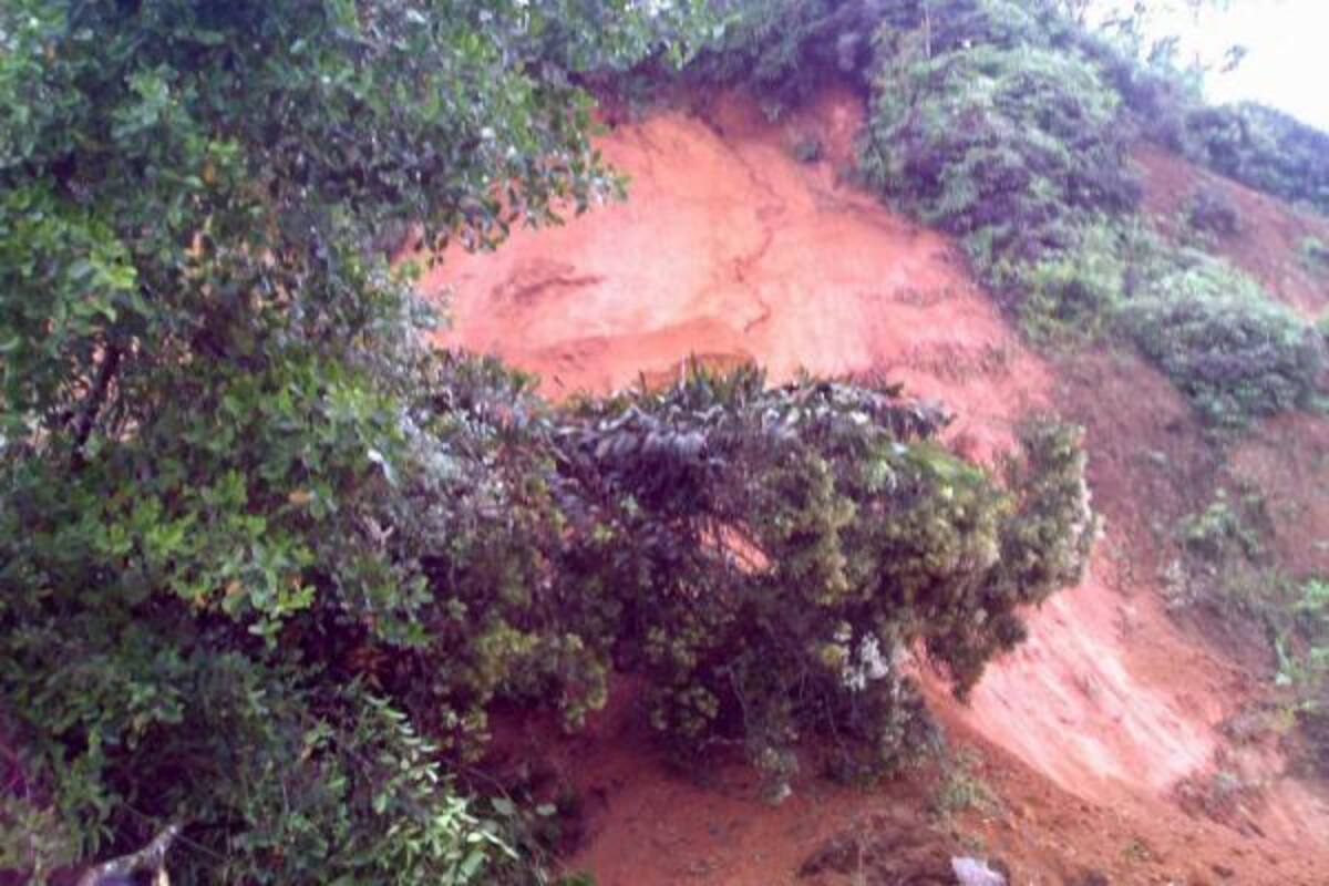 Así fue el derrumbe que se presentó ayer en la mañana sobre la vía a Tona sobre el kilómetro 18 en El Mortiño.(Foto: Aurelio Valencia/VANGUARDIA LIBERAL)