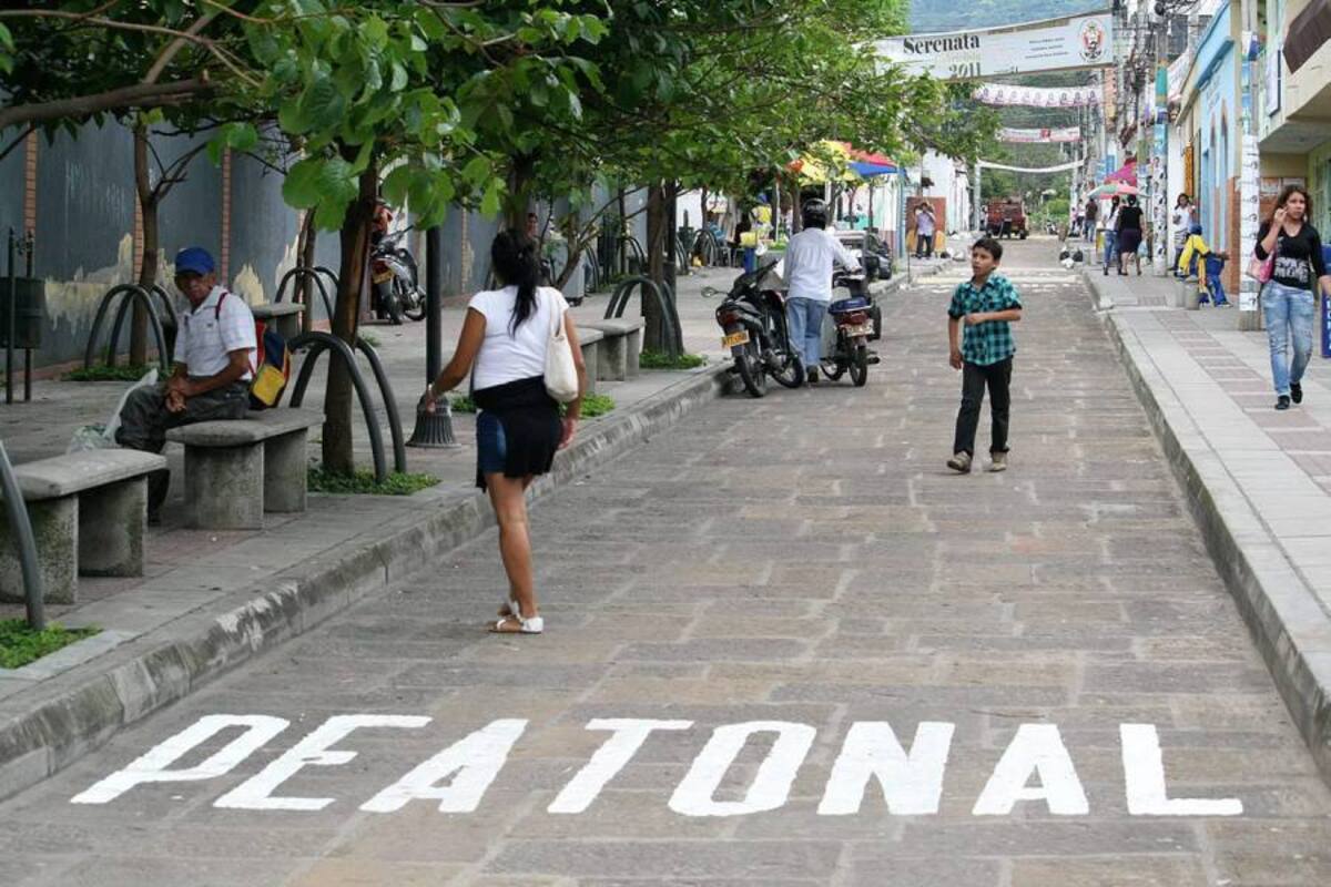 La calle 4 entre carrera 7 y 11 fue declarada como vía exclusivamente peatonal, mediante decreto municipal que fue expedido en 2005. (Foto: Mauricio Betancourt/VANGUARDIA LIBERAL)