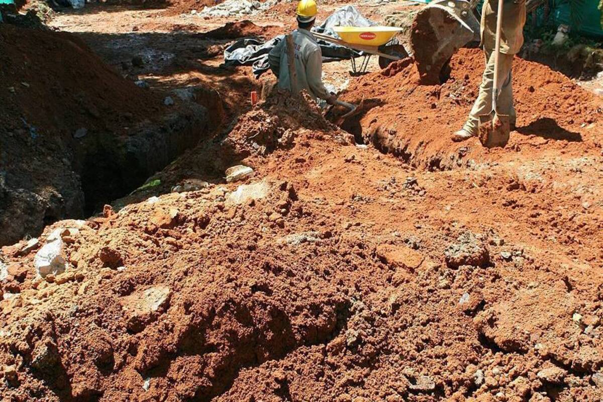 Desde hace dos meses aproximadamente, iniciaron las obras de recuperación de la carrera octava, entre calles 24 y 28, del barrio Lagos I. (Foto: Mauricio Betancourt/VANGUARDIA LIBERAL)