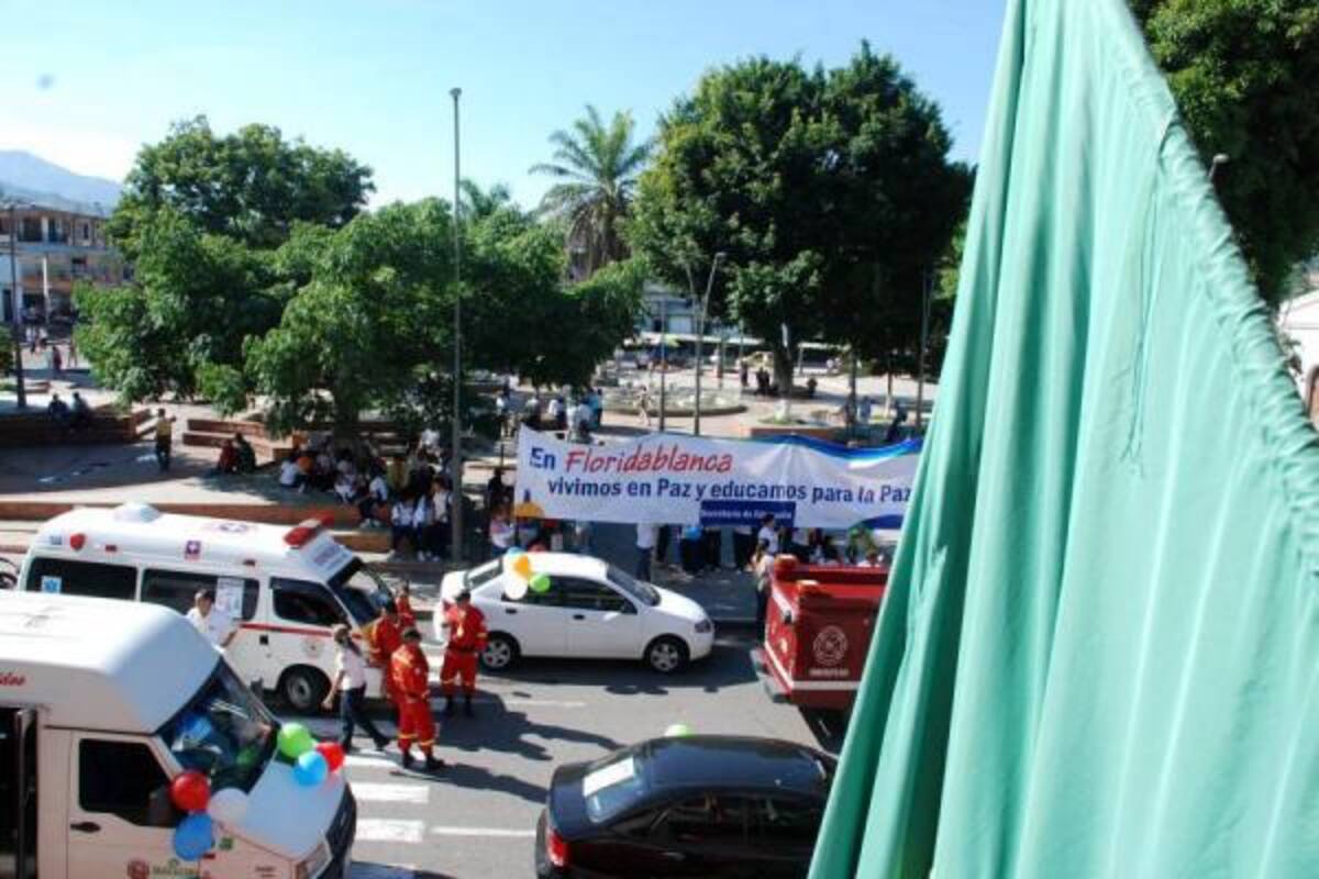En vehículos y con mensajes alusivos a la paz, centenares de florideños salieron a marchar por la defensa de los derechos humanos.(Foto: Suministrada/VANGUARDIA LIBERAL )