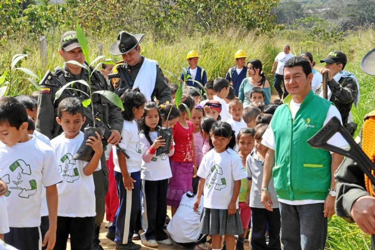 Los niños de la institución Educativa Angulo participaron activamente de la jornada ambiental. (Foto: Suministrada/VANGUARDIA LIBERAL)