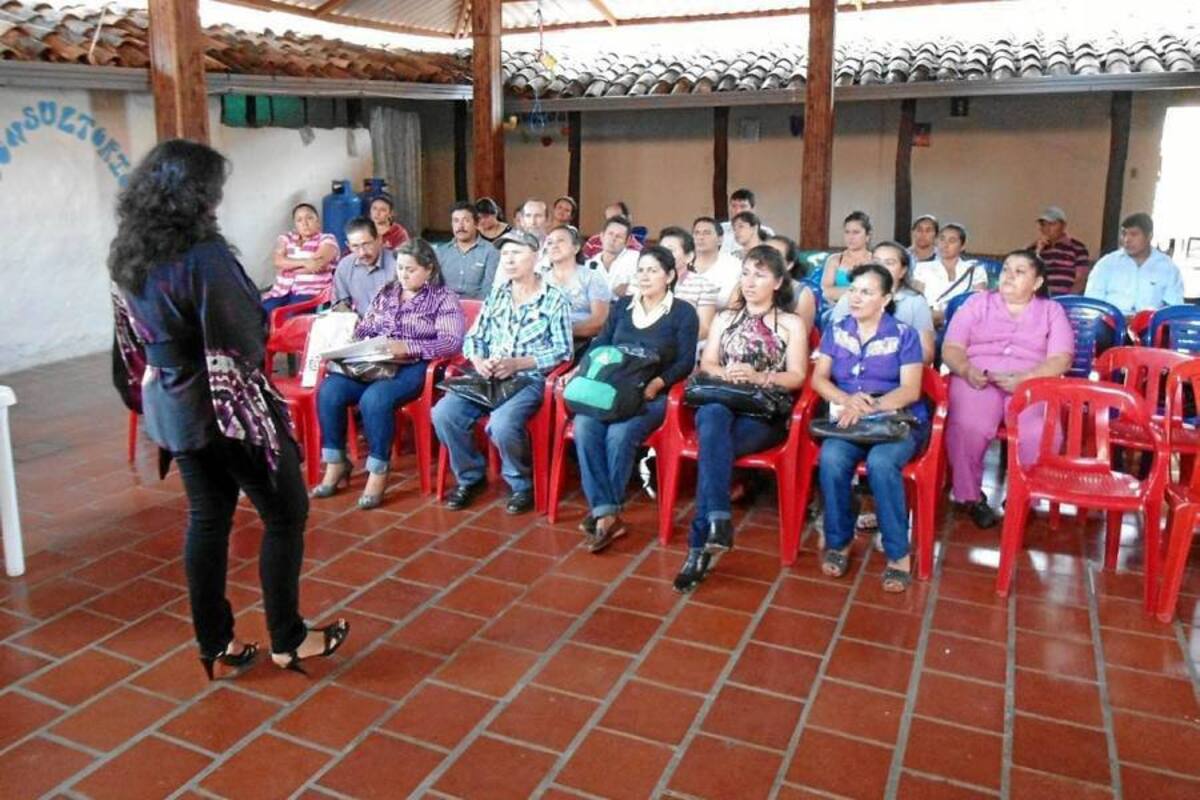 Aspectos de la capacitación de líderes comunales realizada ayer en la Casa Dorada, del municipio de Pinchote donde se trato el tema de registro contable y manejo presupuestal. (Foto: Nancy Acuña R / VANGUARDIA LIBERAL)
