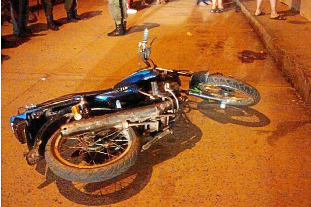 En la motocicleta de placas XDN 26, se movilizaba Jhony Fernando Gómez Angarita, cuando al parecer perdió el control y cayó sufriendo herida craneoencefálica severa. (Foto: Suministrada /VANGUARDIA LIBERAL)
