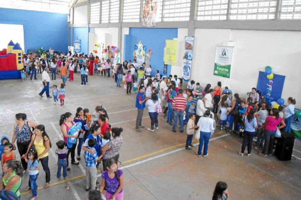 Desde las 8:00 de la mañana, los niños y niñas sangileñas se reunieron en el Coliseo Lorenzo Alcantuz para disfrutar de la recreación y los servicios que ofrecieron entidades pública y privadas, en cuanto a charlas, valoración odontológica y oftalmológica, peluquería, toma de talla y peso, vacunación entre otros. (Foto: Nancy Acuña R./VANGUARDIA LIBERAL)