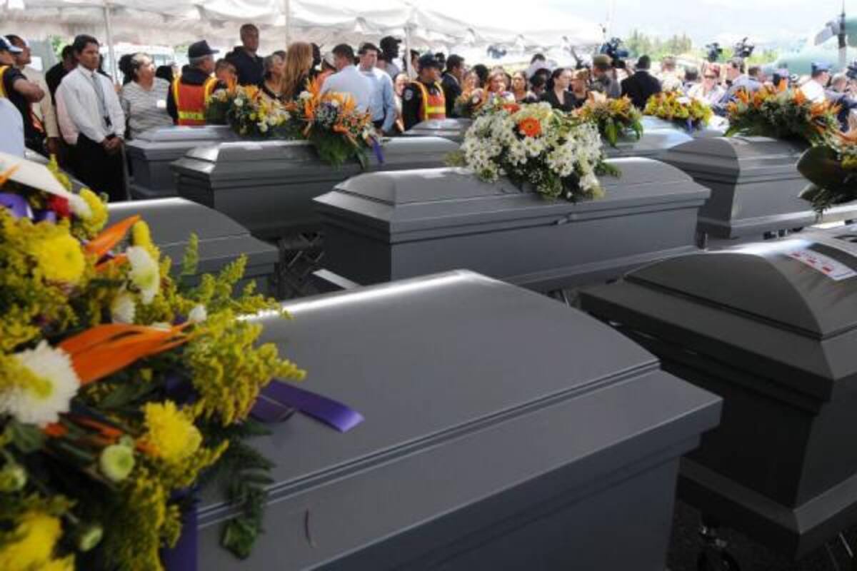 Los restos de 16 hondureños fueron trasladados ayer a Tegucigalpa en un avión de la Fuerza Aérea mexicana, y recibidos en medio de escenas de dolor, por el presidente Porfirio Lobo, miembros de su gabinete y familiares de las víctimas.(Foto: AFP / VANGUARDIA LIBERAL)