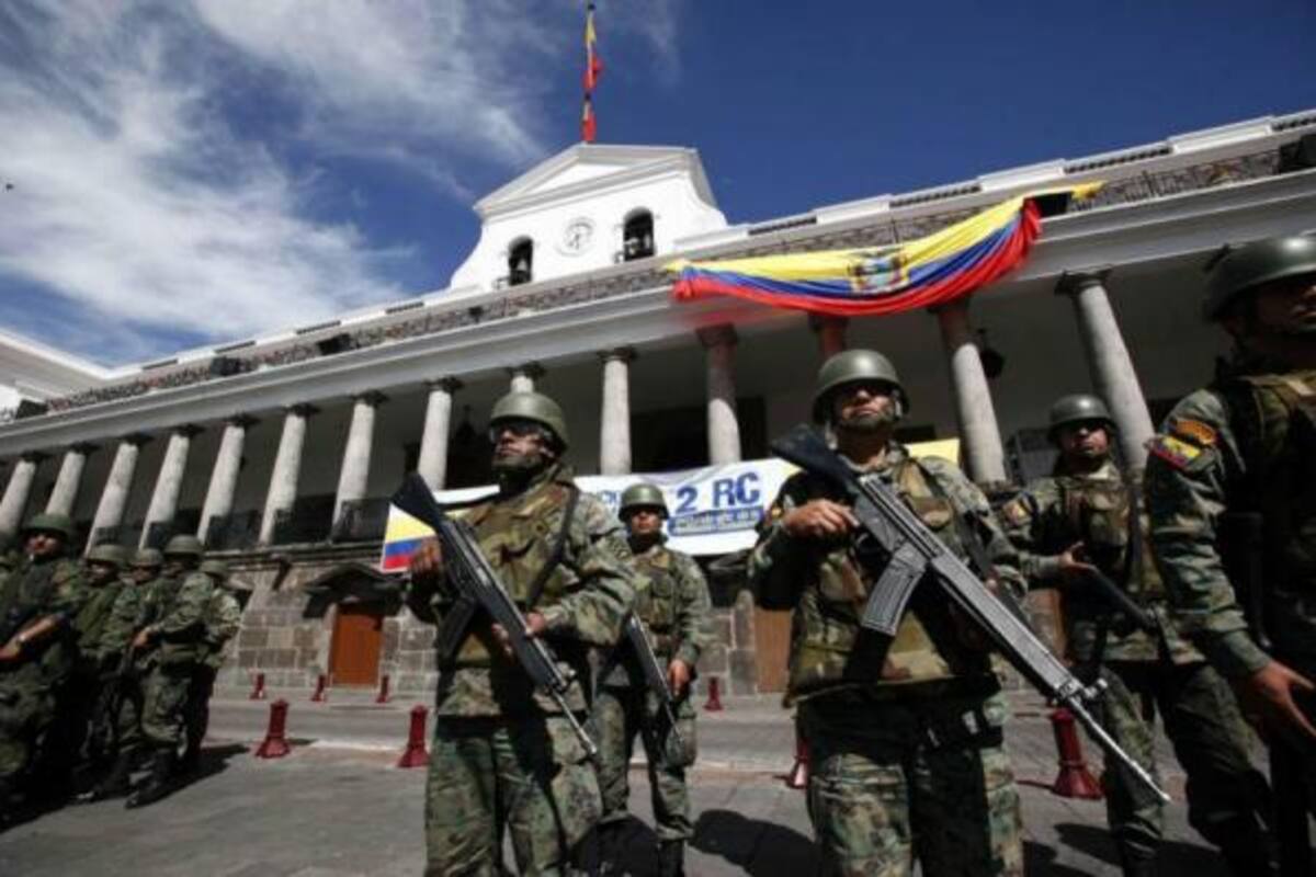 El Ejército vigilaba ayer el palacio presidencial de Carondelet, en el centro de Quito, durante una jornada que transcurrió sin incidentes.(Foto: AFP / VANGUARDIA LIBERAL )