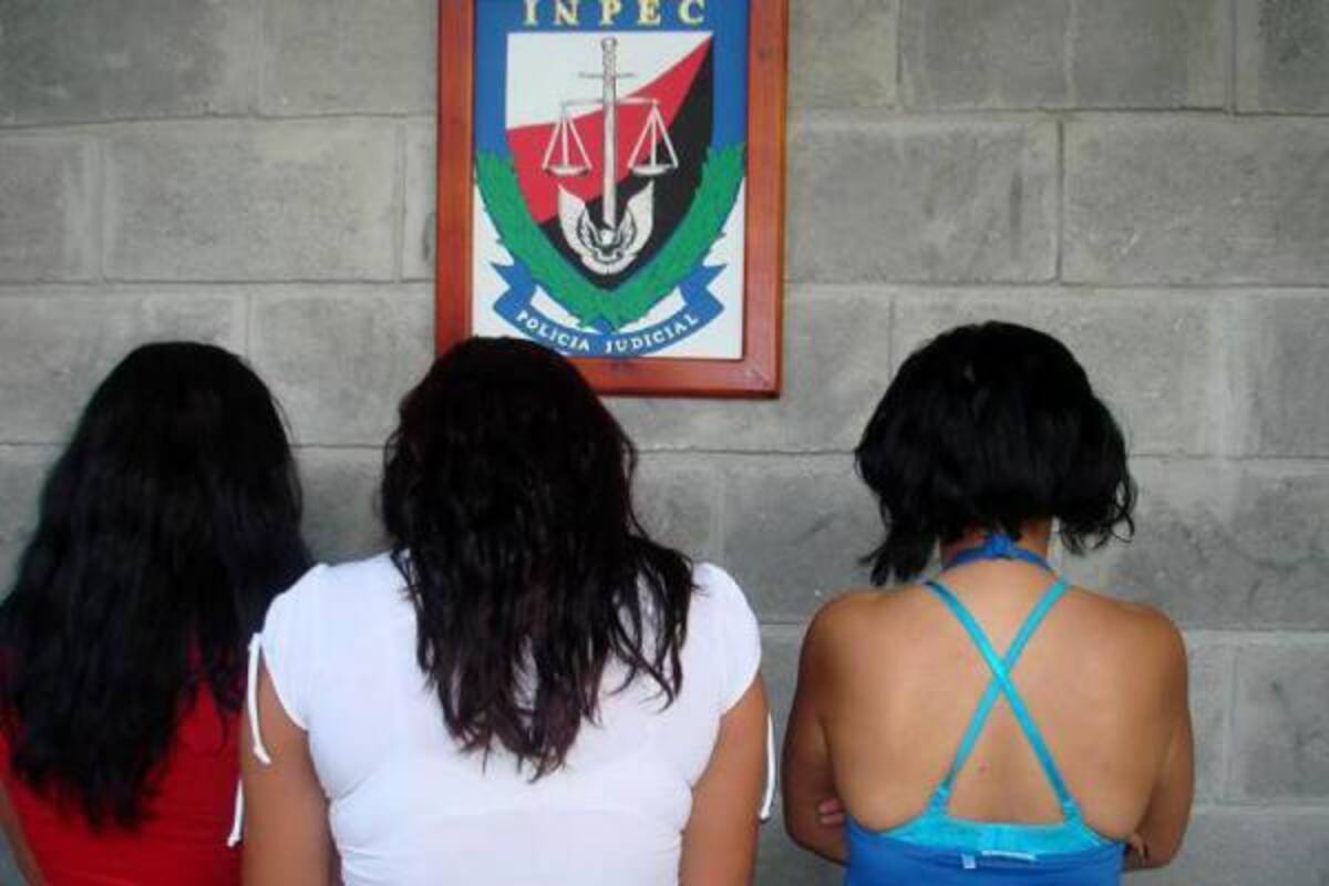 Las tres mujeres quedaron a disposición de la Unidad de Reacción Inmediata, URI, de la Fiscalía por el delito de fabricación, tráfico y porte de estupefacientes.(Foto: Suministrada/VANGUARDIA LIBERAL )