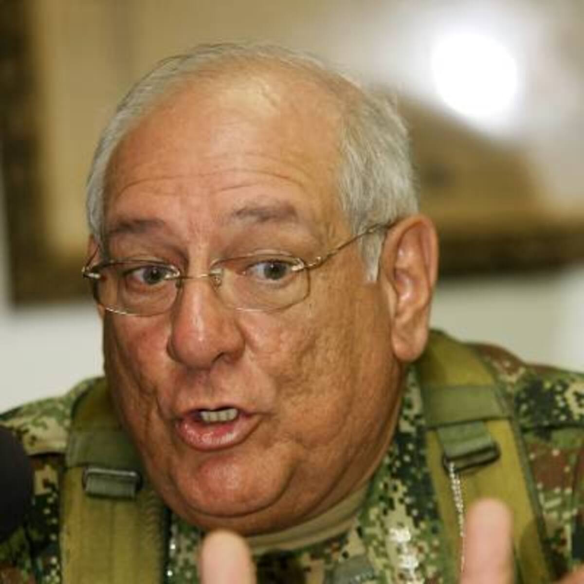 En tono recio y con convencimiento, el comandante general de las Fuerzas Militares, almirante Édgar Augusto Cely Núñez, aseguró que arreciarán los operativos contra las Farc, el Eln y las bandas criminales. (Foto: César Flórez/VANGUARDIA LIBERAL )