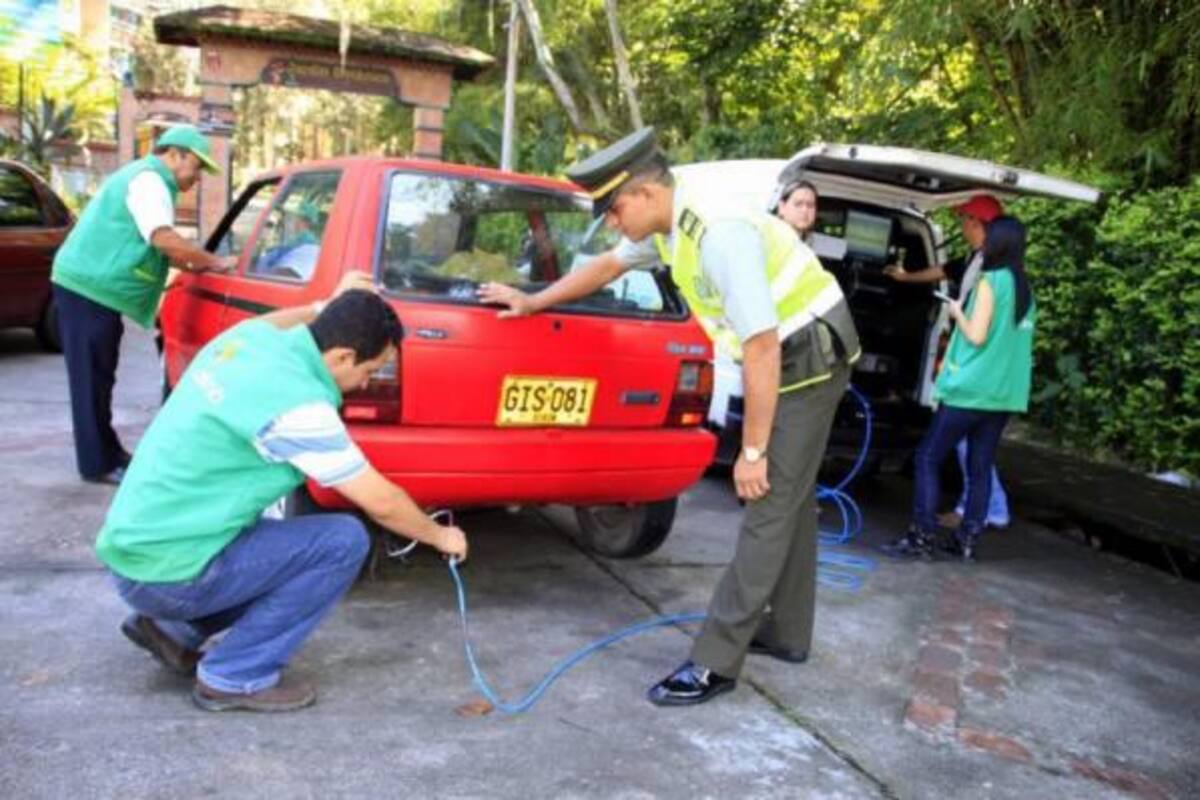Con dos medidores, uno para vehículos de Acpm y otro para los de gasolina, se determinó tanto el material particulado como las emisiones atmosféricas.(Foto: Mauricio Villamizar/VANGUARDIA LIBERAL)
