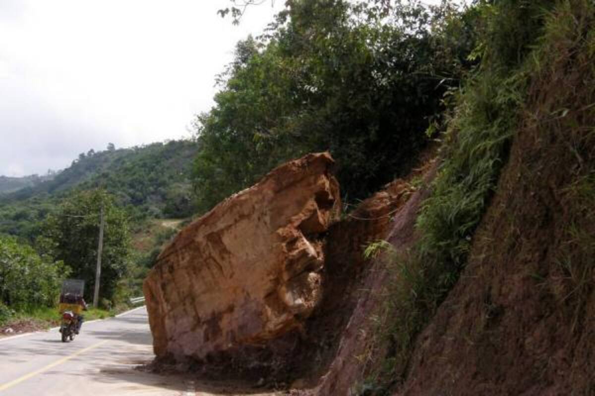 Esta es la roca que dificulta la movilidad en la vía hacia Acapulco, la cual no se removió, luego de su desprendimiento hace más de dos meses.(Foto: Sully Catherine Santos H./VANGUARDIA LIBERAL )