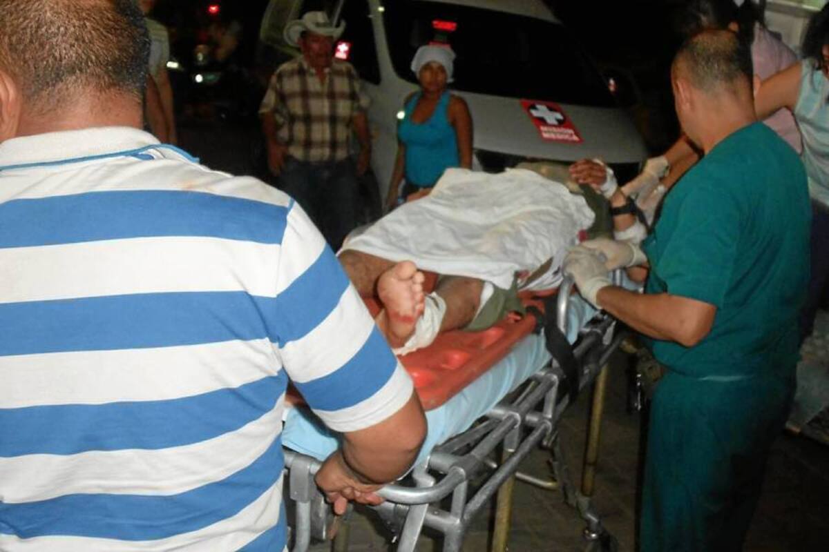 Presuntos guerrilleros de las Farc activaron un artefacto explosivo en el parque principal de Pradera, Valle del Cauca, dejando dos personas muertas. (Foto: Colprensa/VANGUARDIA LIBERAL)