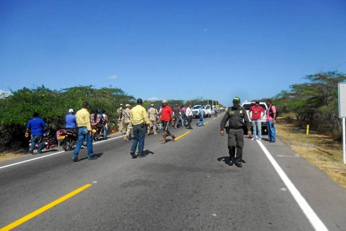 A tres kilómetros de Maicao, La Guajira, se produjo el atentado criminal que causó la muerte de los tres policías. De esta manera quedó la camioneta en la que se movilizaban. (Foto: Suministrada Diario del Norte/VANGUARDIA LIBERAL)