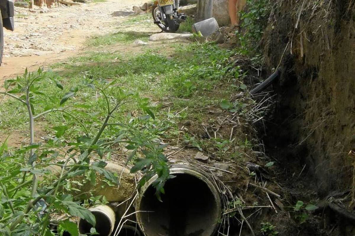Vereda Buenos Aires de Piedecuesta, en riesgo de salud pública (Foto: Édgar Omar Bustos A./ VANGUARDIA LIBERAL )