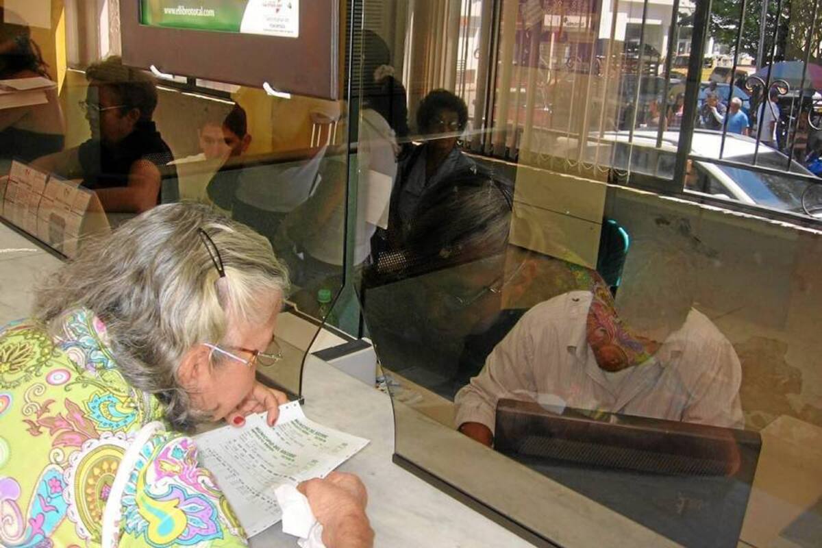 El recibo de pago del impuesto anterior en Socorro tenía una vigencia de tres días, que se abolió y ahora se extendió desde enero hasta lo corrido del mes de febrero. (Foto: Nancy Gómez /VANGUARDIA LIBERAL)