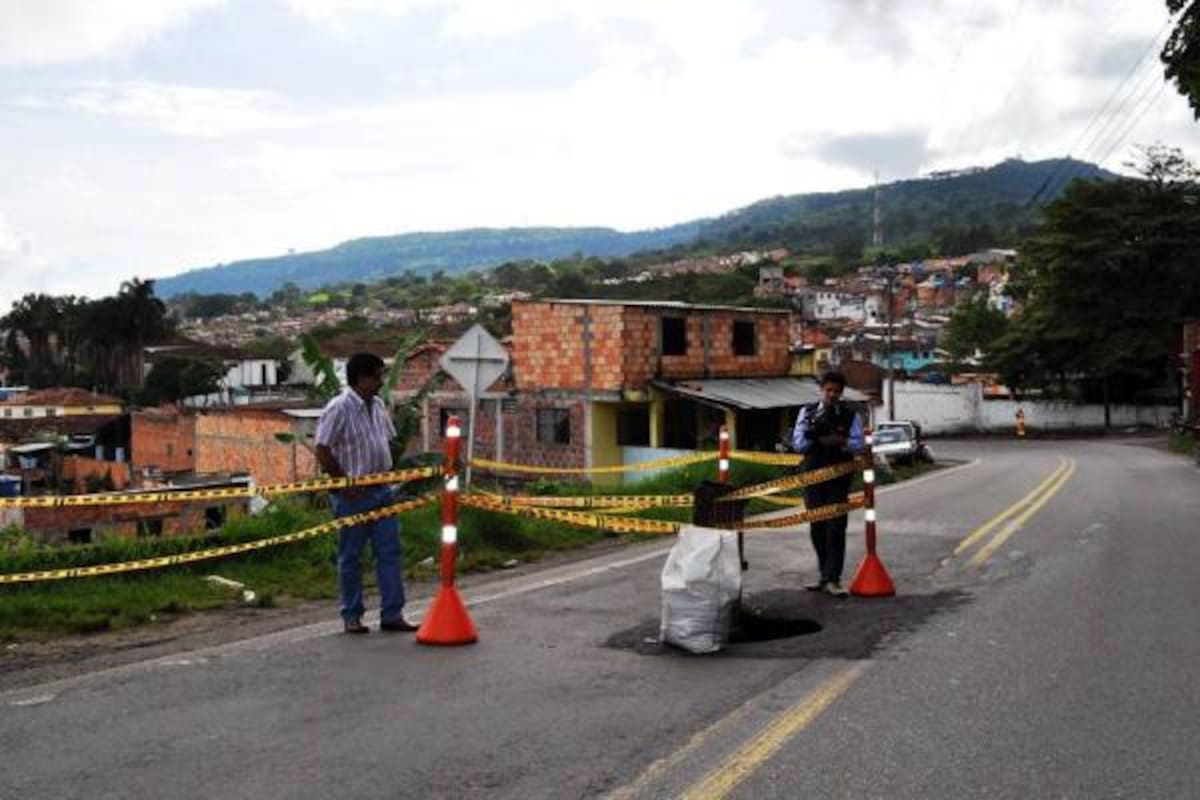 De estas proporciones fue el hueco que se generó al colapsar la tubería de 24 pulgadas, que fue cambiada por una de 36, por parte de operarios de la Concesión Comuneros, que tomaron medidas inmediatas para normalizar el tráfico vehicular.(Foto: Luis Fernando Martínez / VANGUARDIA LIBERAL )