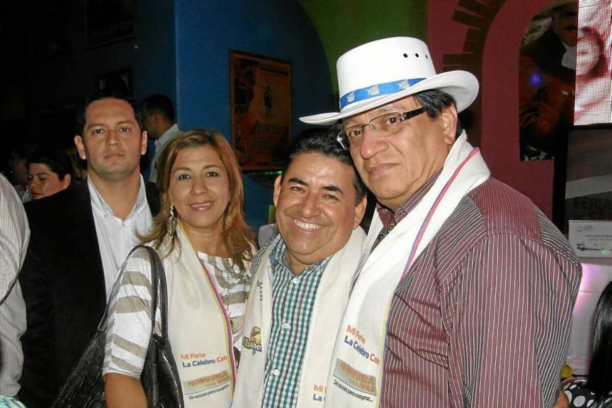 Sergio Velásquez Bastidas, Gerente de Cenfer; Blanca Azucena Rodríguez, Héctor Josué Quintero, alcalde de Girón, y Alfonso Prieto García, director de la feria bonita 2012. (Foto: Mauricio Betancourt / VANGUARDIA LIBERAL)