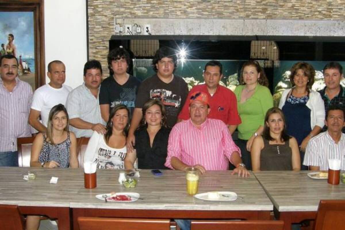 Sentados: Paola Solano, Berenice Maldonado, la homenajeada Luz Edith Rojas Barajas, Humberto Cáceres, Milena Hernández y William Durán. De pie: Fernando Carvajal, Luis Giraldo, Hernán Santamaría, Claudio Alexis García, Claudio Fernando García, Isnardo Méndez, Claudia Rodríguez, Elsa Prada y Mauricio Tapias.